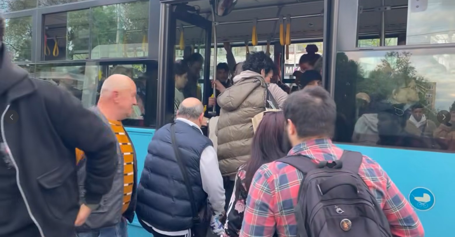 Revoltă la STB: Autobuz întârziat și plin