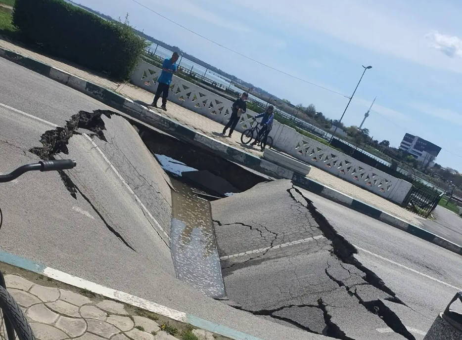Pe un bulevard din Techirghiol s-a prăbușit asfaltul. Sunt restricții de circualație în zonă