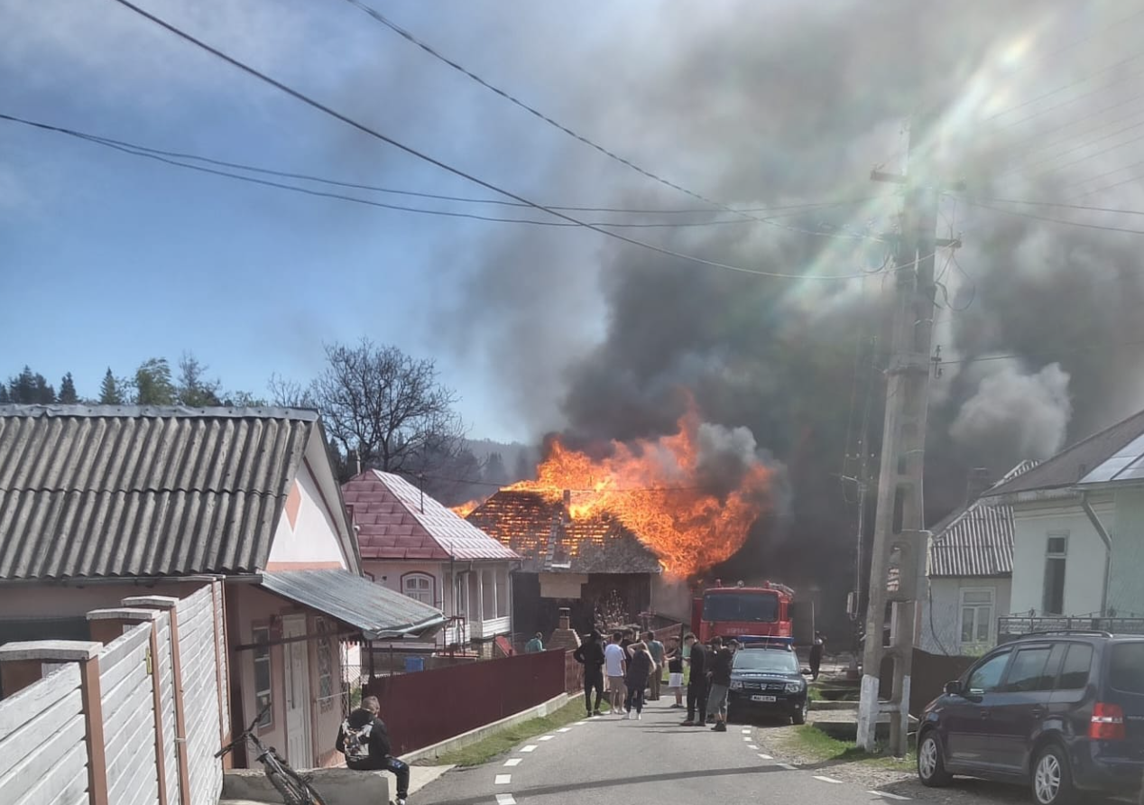 Incendiu de proporții într-o comună din Vrancea: 20 de case sunt mistuite de flăcări