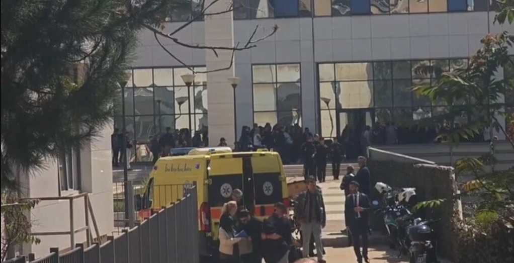 Atac armat la Atena. Un bărbat de 89 de ani a deschis focul în două locații diferite și a reușit să fugă de polițiști. Cel puțin 5 răniți