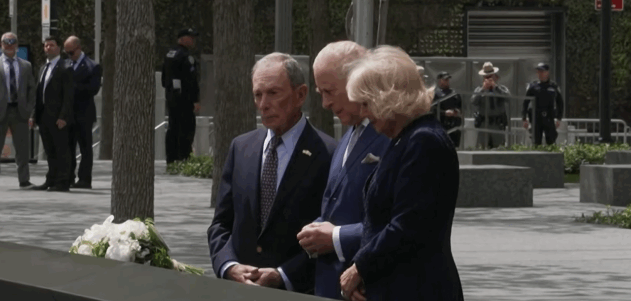 Regele Charles și regina Camilla au adus un omagiu victimelor atentatului din 11 septembrie. Ce mesaj a lăsat monarhul alături de buchetul de flori