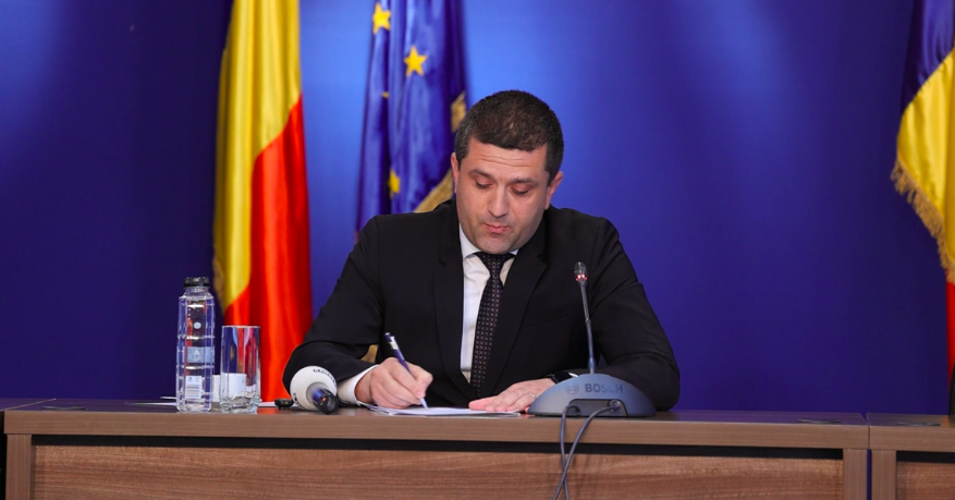 Radu Miruță, show de imagine: A semnat în conferința de presă anularea scumpirii biletelor de metrou