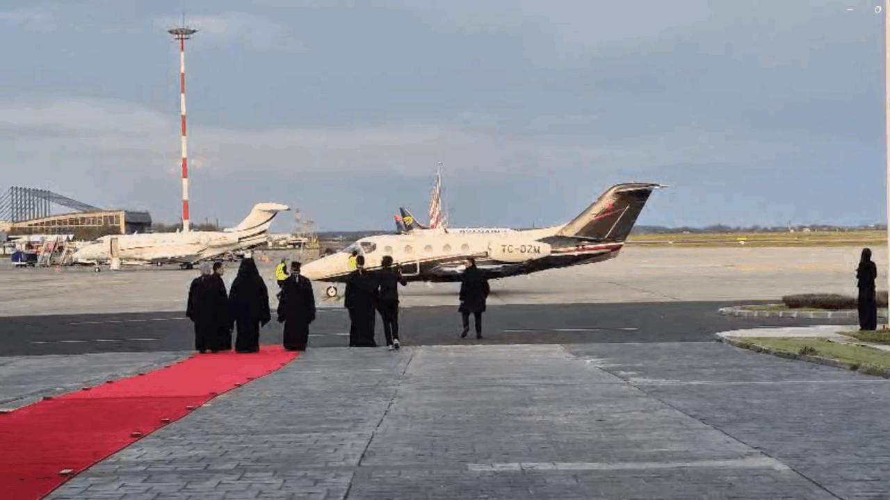 Lumina Sfântă a ajuns în România de la Ierusalim. Gândul transmite evenimentul în direct, de la Aeroportul Otopeni