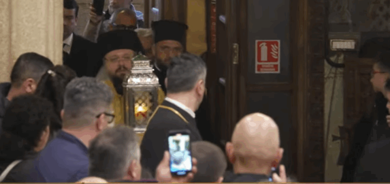 Lumina Sfântă a ajuns la Patriarhia Română