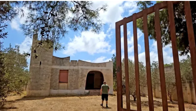 Afacere în stil sicilian. Un britanic a crezut că a cumpărat o vilă la preț de mașină normală. Ce Rolls ar fi putut să-și ia…