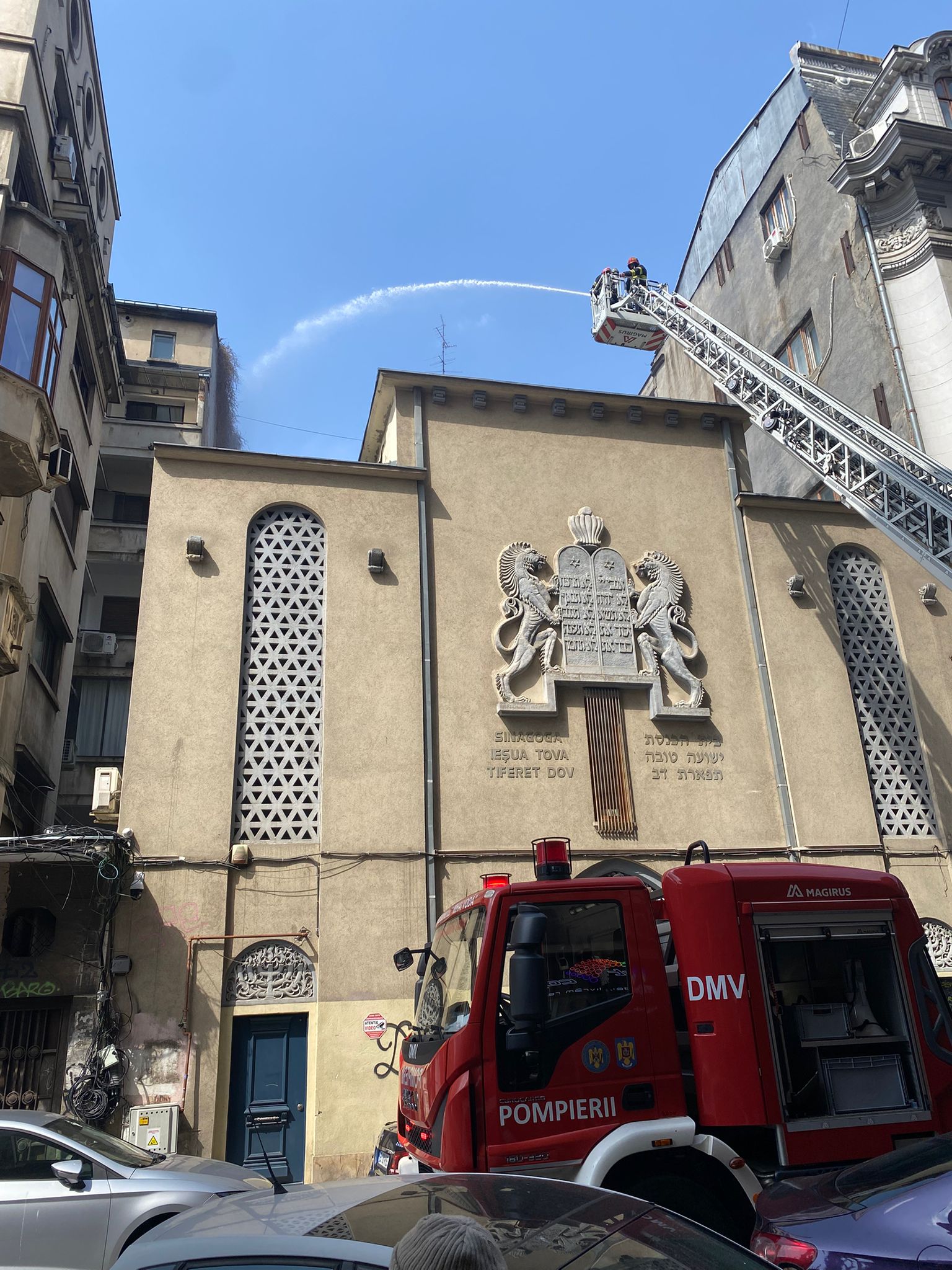 Incendiu în București: fațada unei clădiri afectată