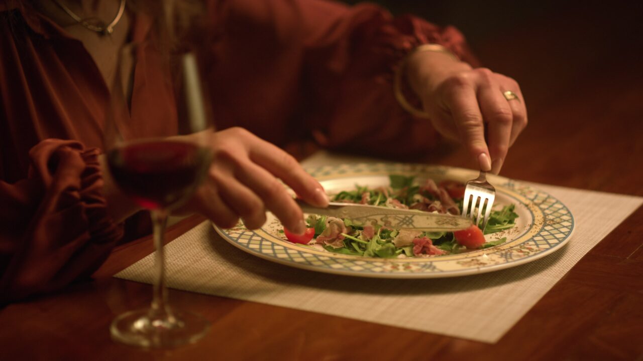 Ce se întâmplă în corpul tau când iei cina la ora 22:00, potrivit științei