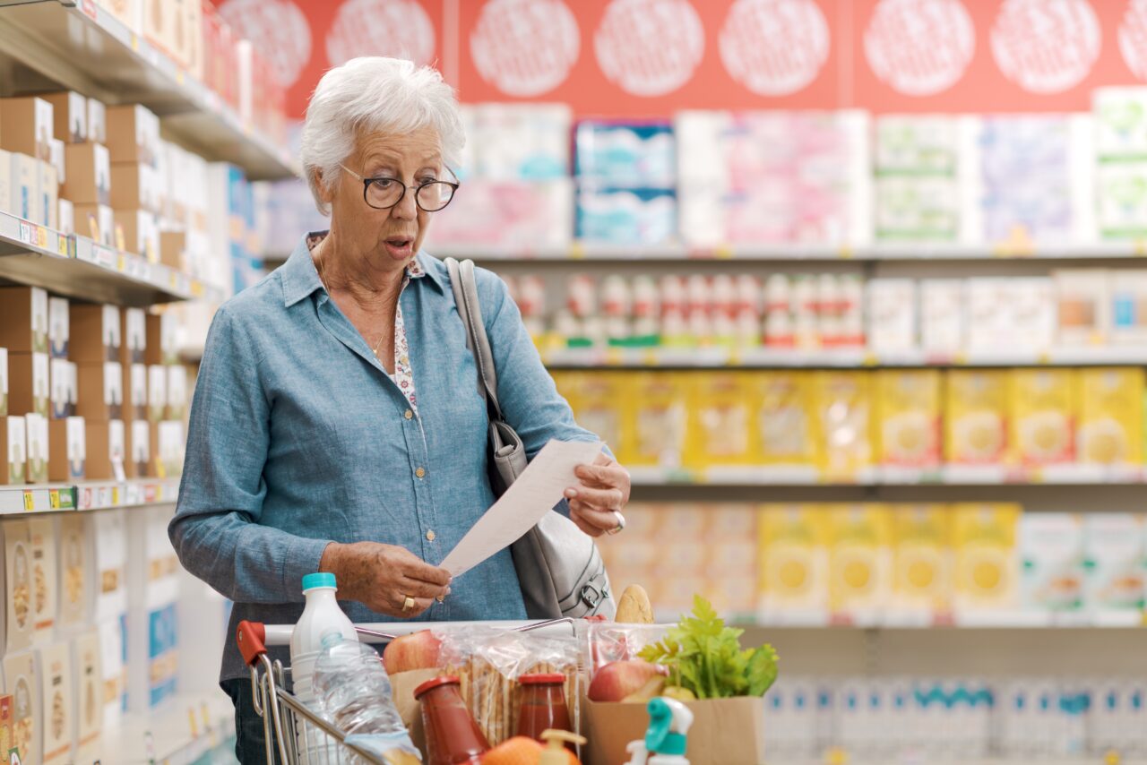 Piețe și magazine tot mai goale. Vânzătorii comerciali lasă din prețuri din lipsa clienților