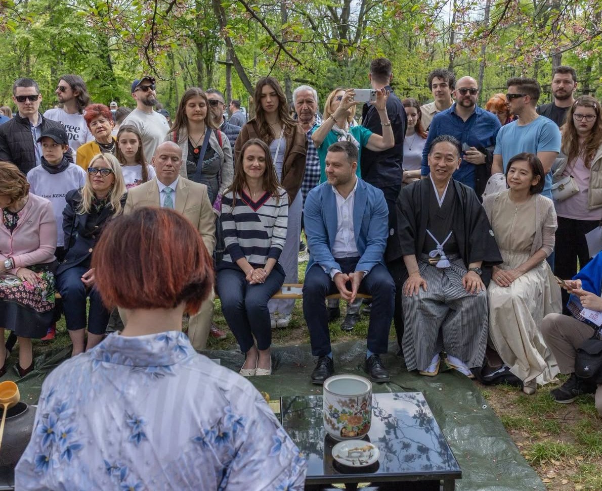 Oana Ţoiu, la ceai cu Ciprian Ciucu, în Parcul Herăstrău. A fost pregătit din pudră de matcha