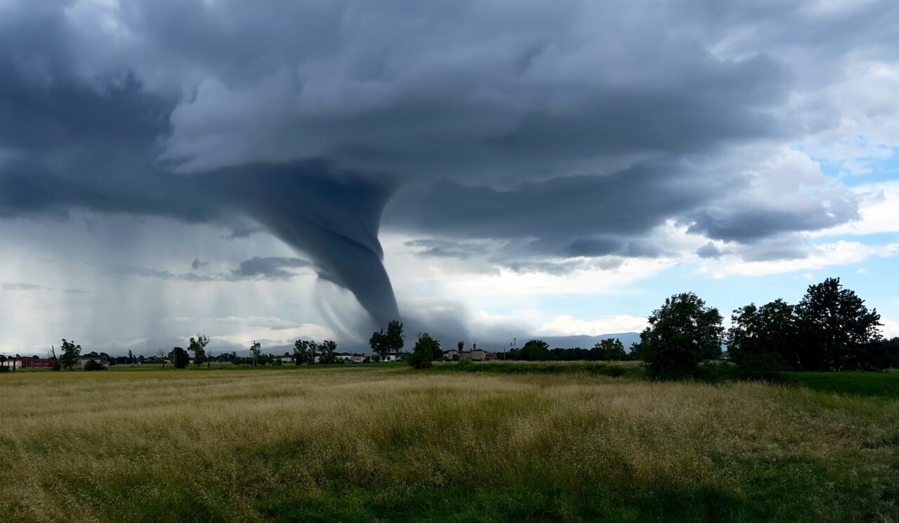 Tornadă atipică în județul Mureș. Avertizarea transmisă de meteorologi: „Ne apropiem de sezonul furtunilor de vară”