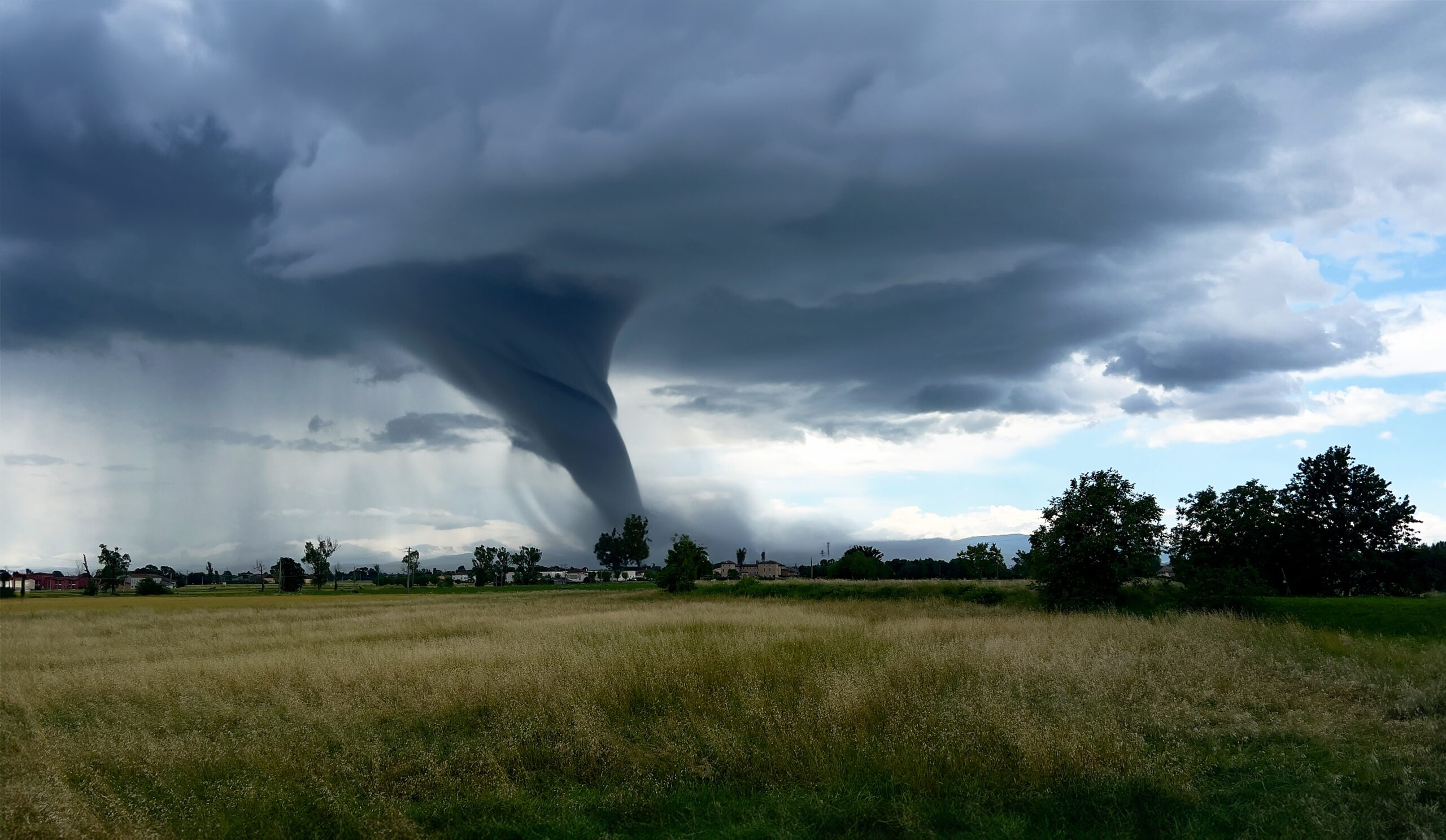 Tornadă atipică în Mureș, semnal pentru furtuni