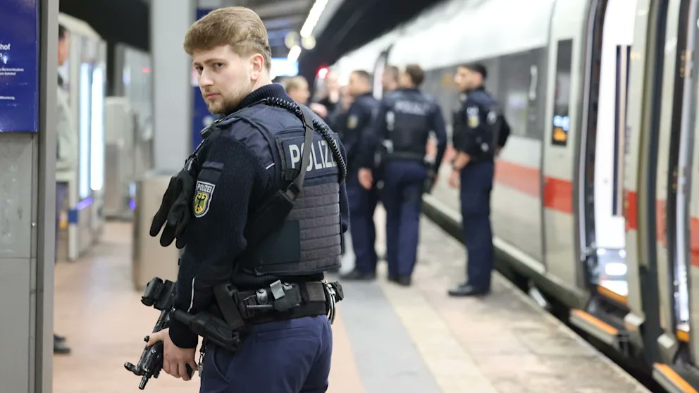 Atac cu explozibili într-un tren cu 180 de pasageri la bord. Sunt cel putin 12 răniți. Suspectul, blocat de pasageri în toaleta vagonului