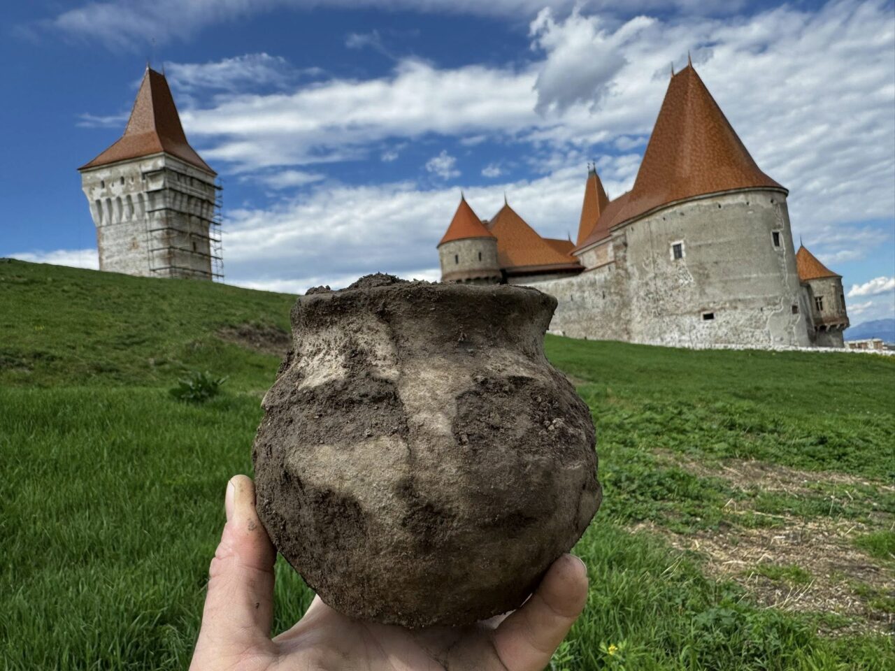 Descoperire importantă la Castelul Corvinilor, din Hunedoara. Arheologii au găsit obiecte vechi de peste 2.500 de ani
