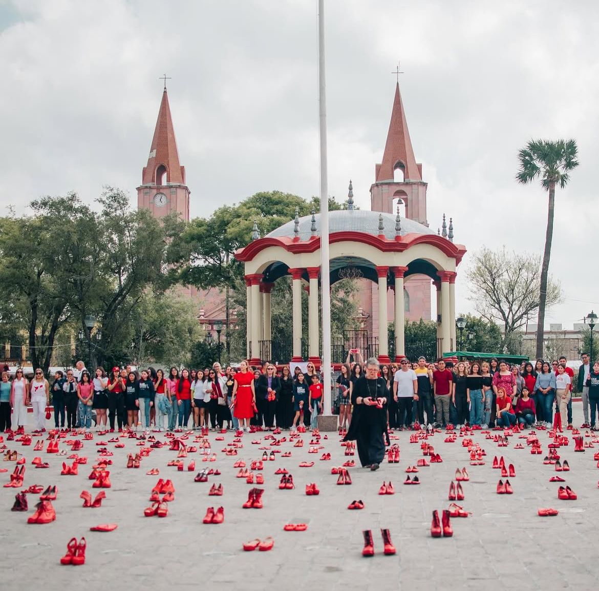 Alessandra Stoicescu, vedeta Observatorului de la Antena1, acuzată de o artistă din Mexic de plagiat. Știrista i-ar fi copiat în detaliu o campanie. Asemănările sunt izbitoare