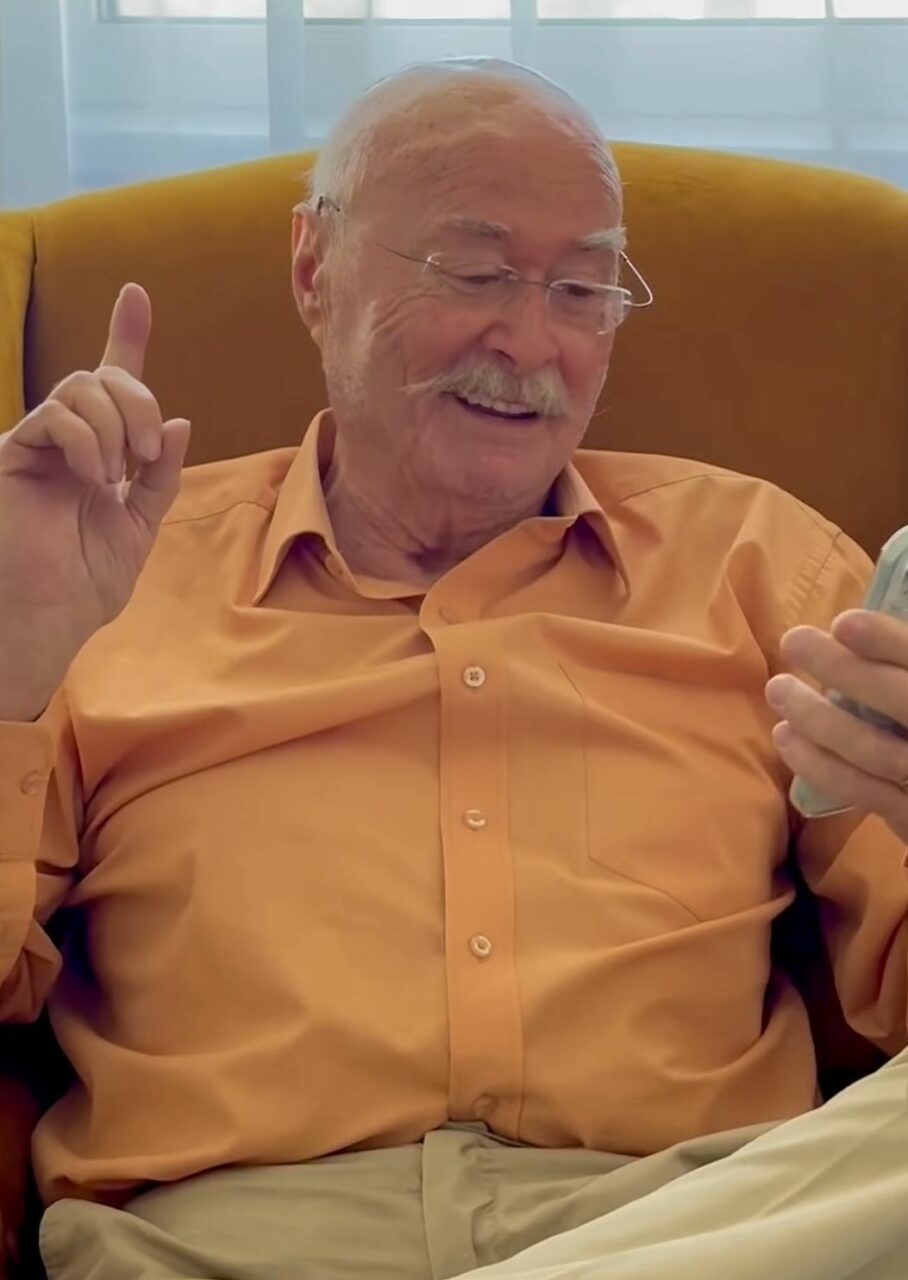 Tudor Gheorghe s-a filmat râzând de titlurile alarmiste apărute în presă despre starea lui de sănătate. Artistul e cu zâmbetul pe buze și în afara oricărui pericol