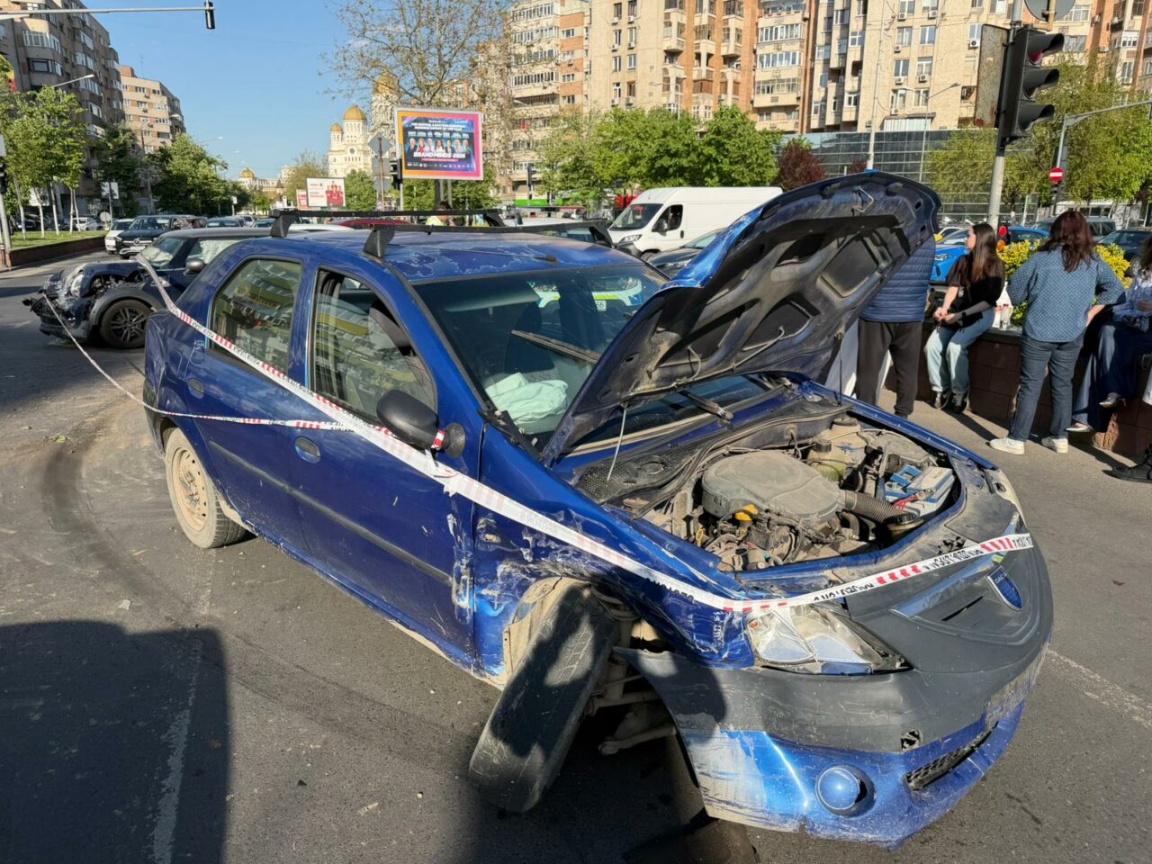 Accident grav într-o intersecție din București. Daună totală pentru două autoturisme