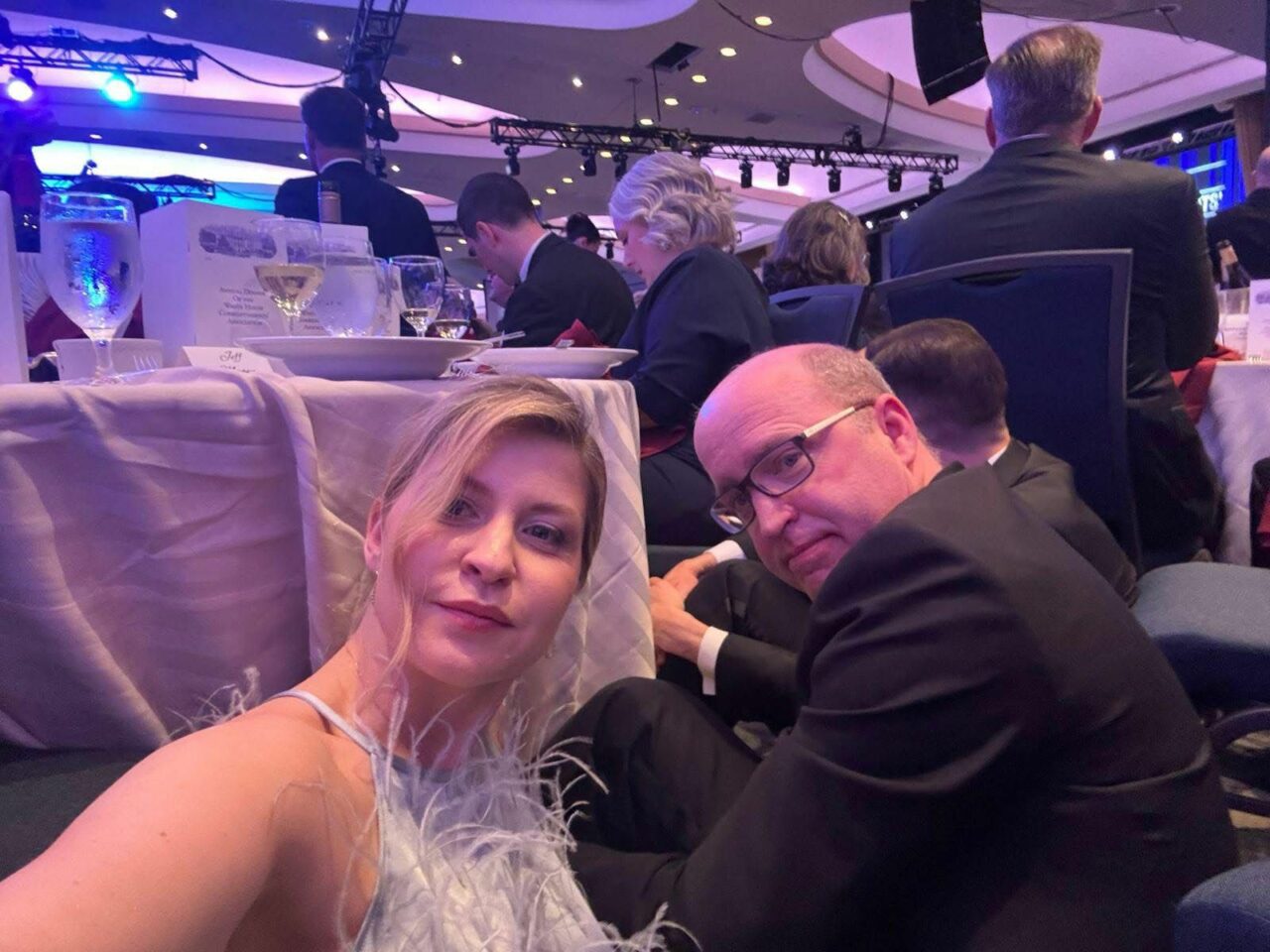 Moment controversat în sala unde a avut loc atacul armat asupra lui Trump. Ambasadoarea Ucrainei pare ca a recreat scena atacului, doar pentru a-și face un selfie. Sta pe jos, în timp ce toți ceilalți invitați stau pe scaune