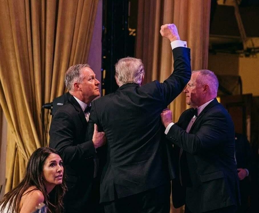 Filmul atacului. Gândul a analizat imaginile secvență cu secvență. Cum a ajuns Donald Trump ultimul evacuat în timpul atacului. Pe cine a scos din sală Secret Service prima dată