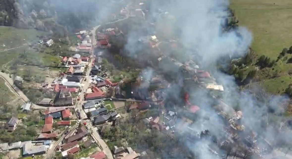 Imagini dramatice surprinse din dronă, cu casele mistuite de foc din Soveja. Amploarea dezastrului e copleșitoare
