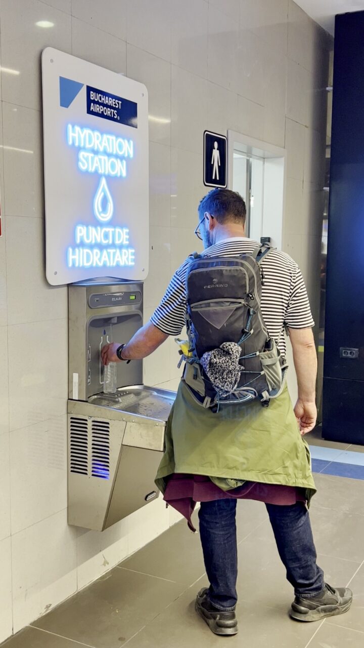 Au fost instalate 10 stații de apă potabilă în aeroporturile din București
