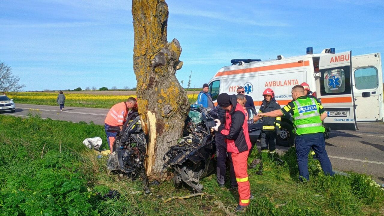 Sfârșit tragic după accidentul de la Amzacea. Tânăra de 21 de ani care a intrat cu mașina în pom a murit