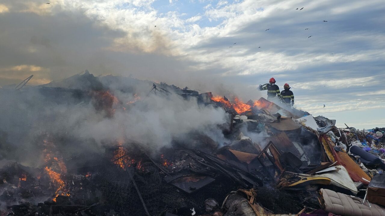 Incendiu puternic la depozitul de deșeuri Țuțora: șeful Gărzii de Mediu Iași explică intervenția și cauzele