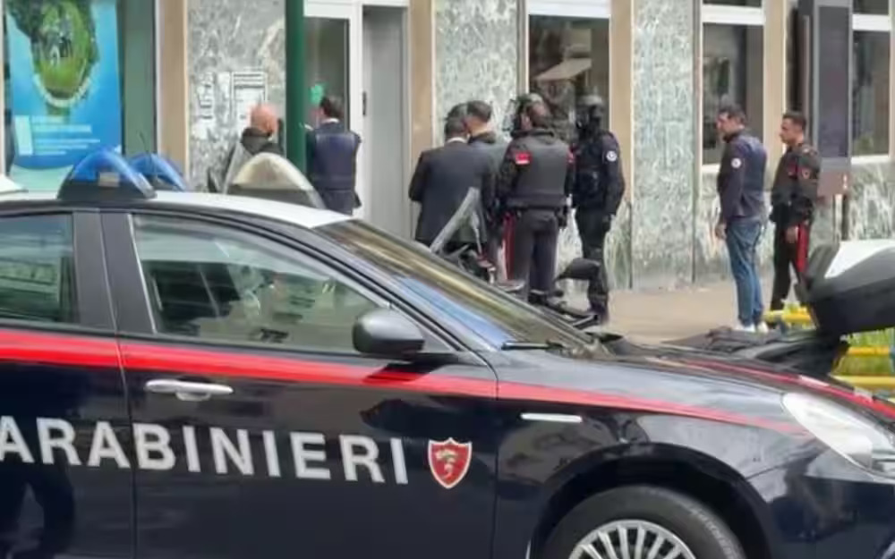 Jaf în plină desfășurare în Napoli. Hoții înarmați s-au baricadat în bancă, poliția este la fața locului