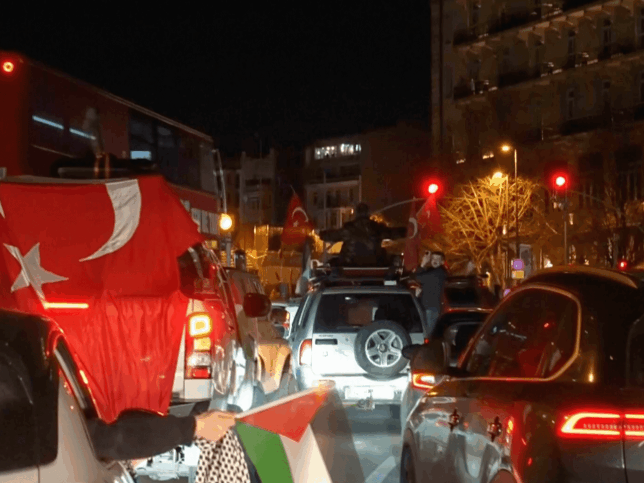 Protest pe patru roți în Istanbul. Turcii au blocat orașul în semn de protest față de conflictul declanșat de SUA și Israel în Orientul Mijlociu