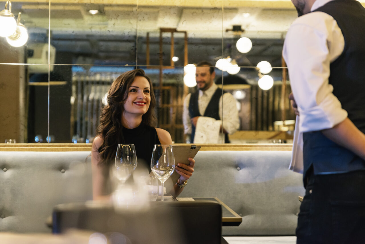 1 Mai mai scump ca niciodată. Câți dintre români își mai permit să iasă în oraș