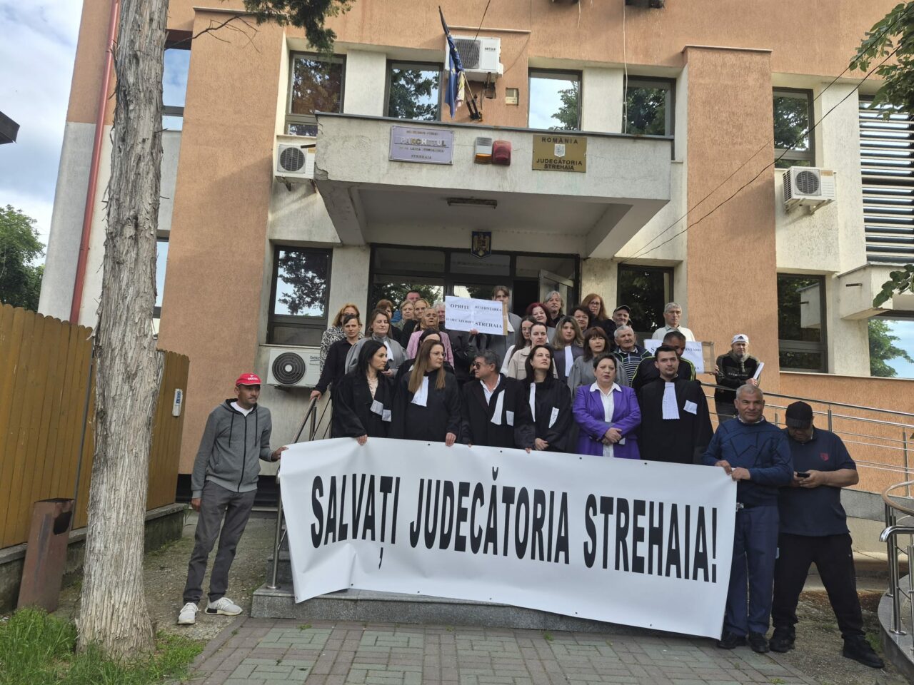 Protest în fața Judecătoriei Strehaia. Instanța este pe punctul de a fi desființată