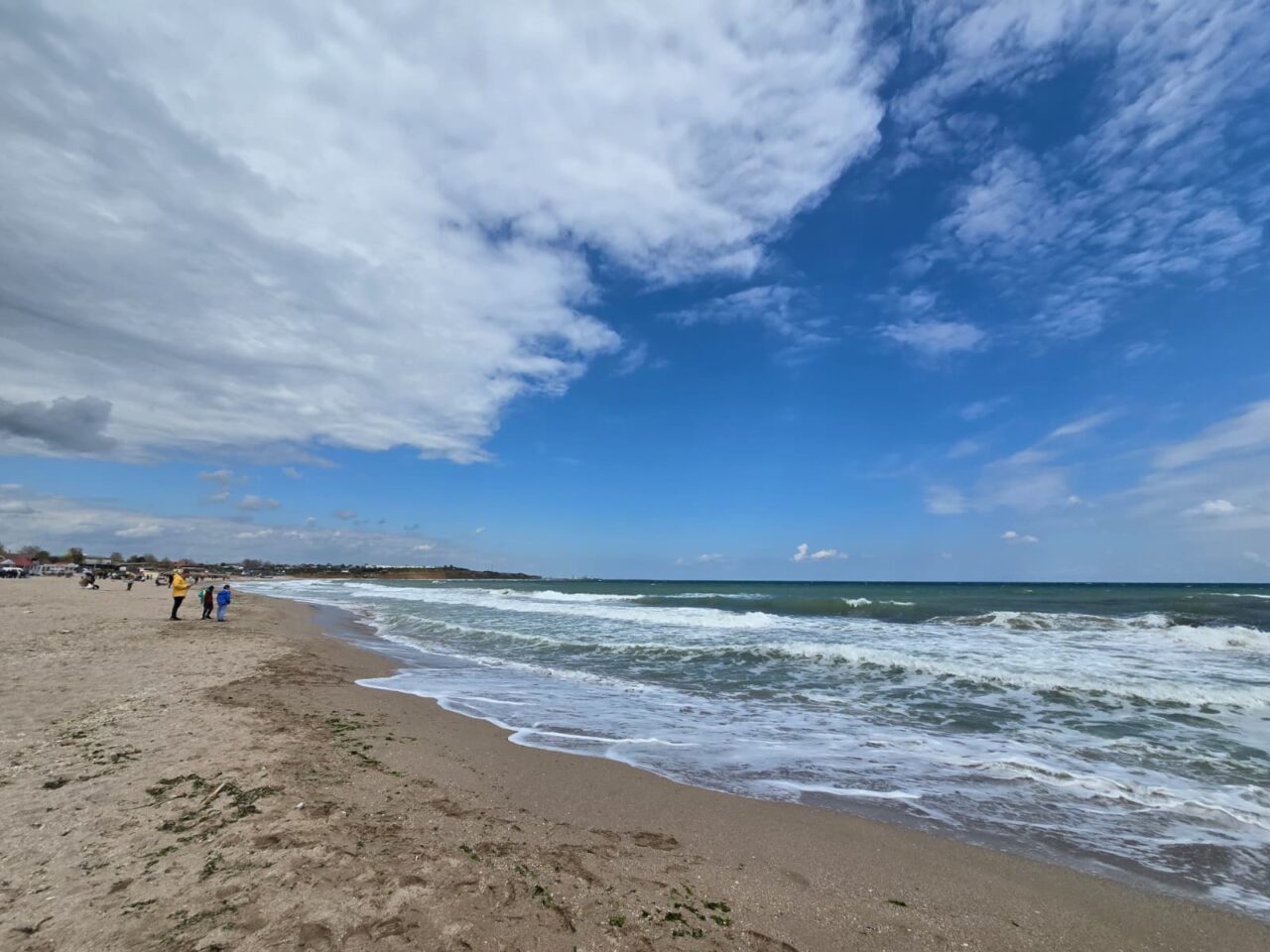 1 Mai în Vama Veche. Vântul puternic nu îi împiedică pe turiști să se plimbe pe litoral. Cum arată marea
