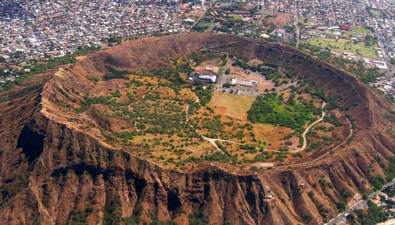 Singurul oraș din România construit în interiorul unui crater vulcanic. Are un lac care își schimbă culoarea în funcție de temperatură