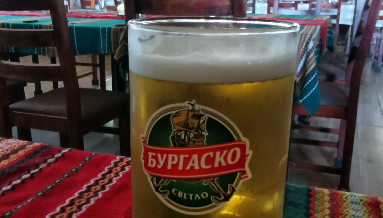 A căzut mitul „Bulgariei ieftine”. Cât a plătit un turist român pentru o bere la 0.33l, în vacanța de 1 Mai, pe faleza din Balcic