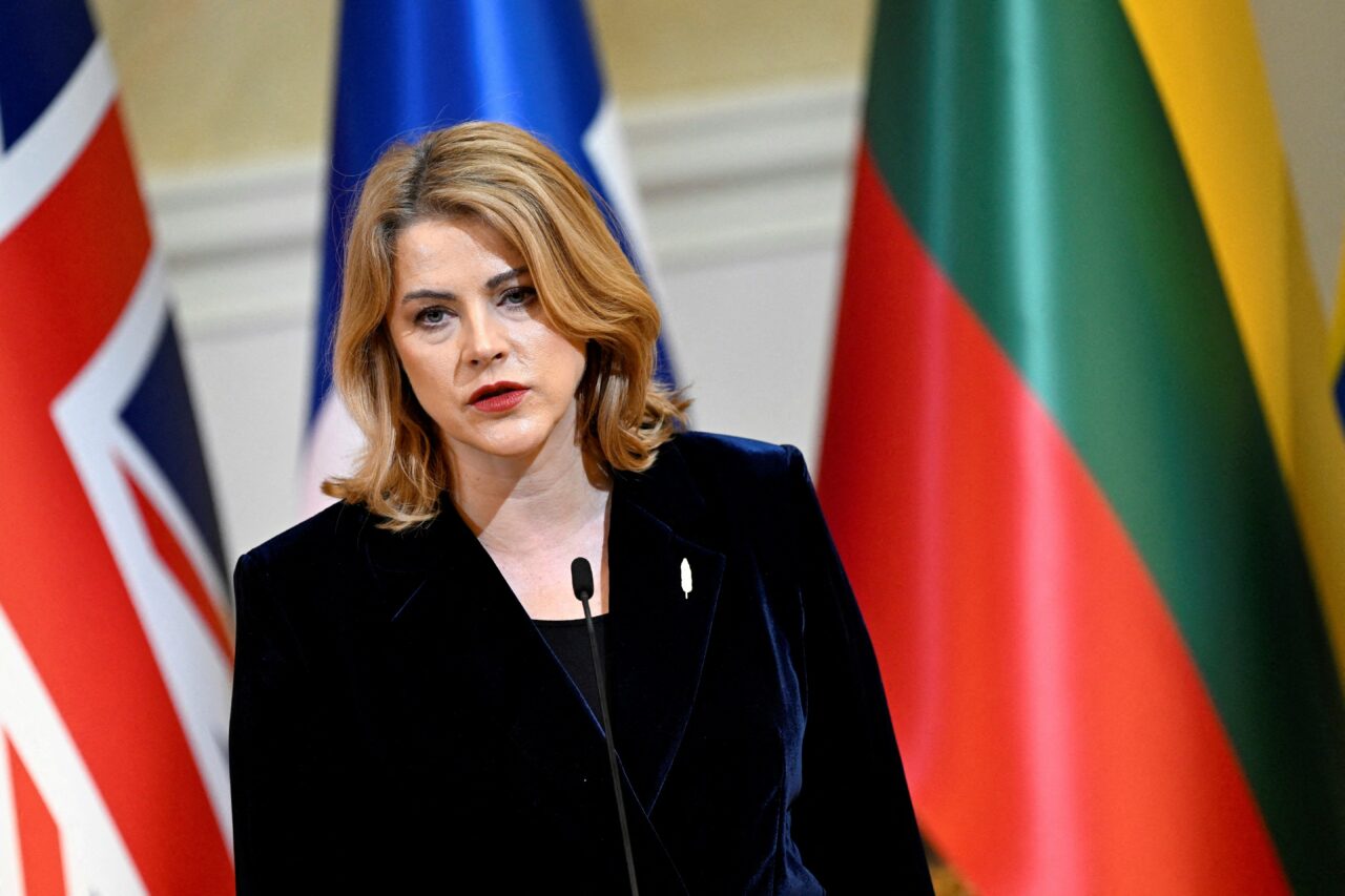 Criză politică în Letonia. Prim-ministrul a demisionat după un scandal cu drone ucrainene care au deteriorat un depozit de petrol