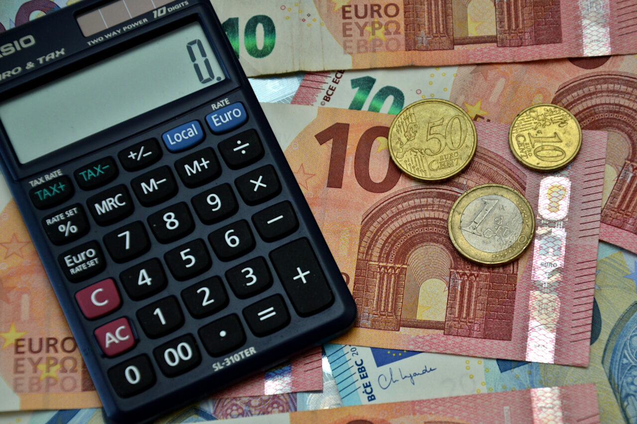 Euro se apropie de 5,2 lei pe piețele interbancare. Se preconizează scumpiri în lanț la creditele în rate, facturi și alimente