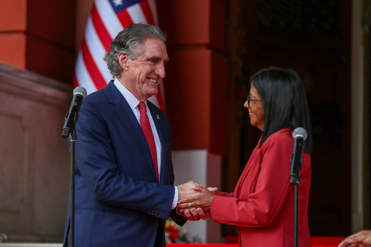 Venezuela îi intră în grații lui Trump. Caracasul autorizează exerciții aeriene de evacuare al ambasadei SUA, după capturarea lui Maduro
