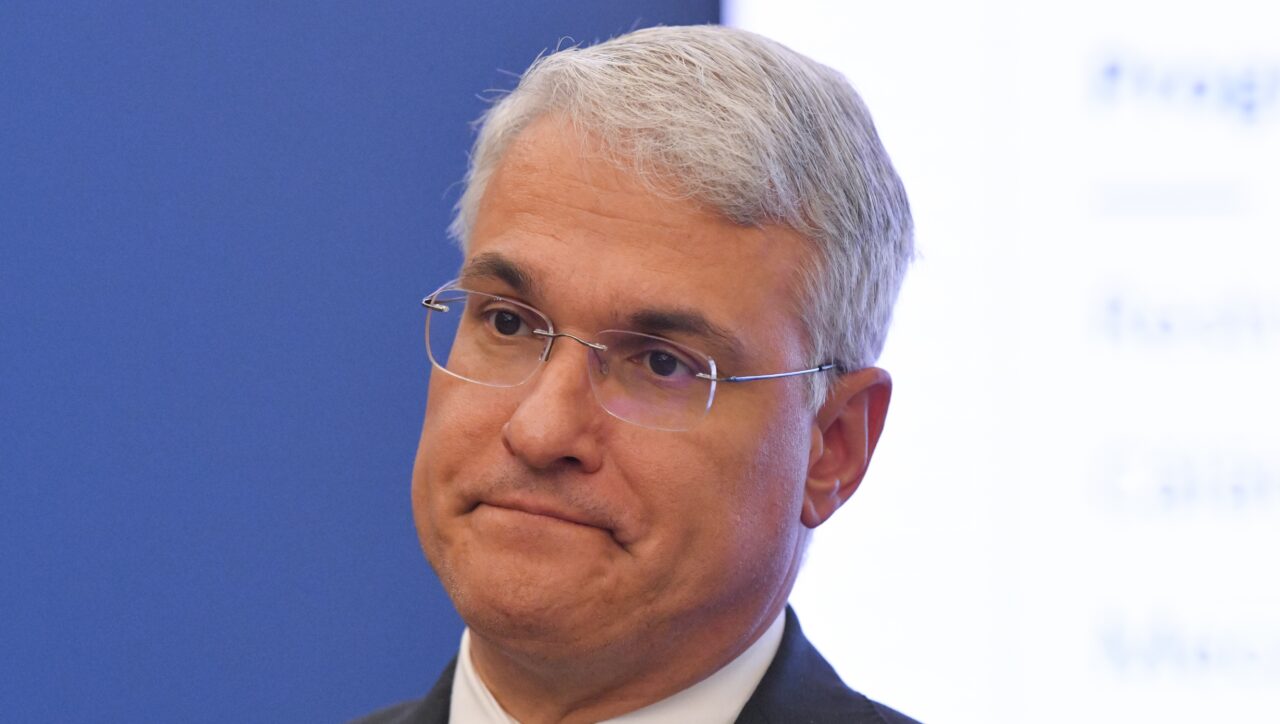 În plină vacanță de 1 Mai, când nimeni nu este atent, ministrul Fondurilor Europene, Dragoș Pîslaru, anunță că România pierde încă o tranșă din PNRR, de aproape jumătate de miliard de euro