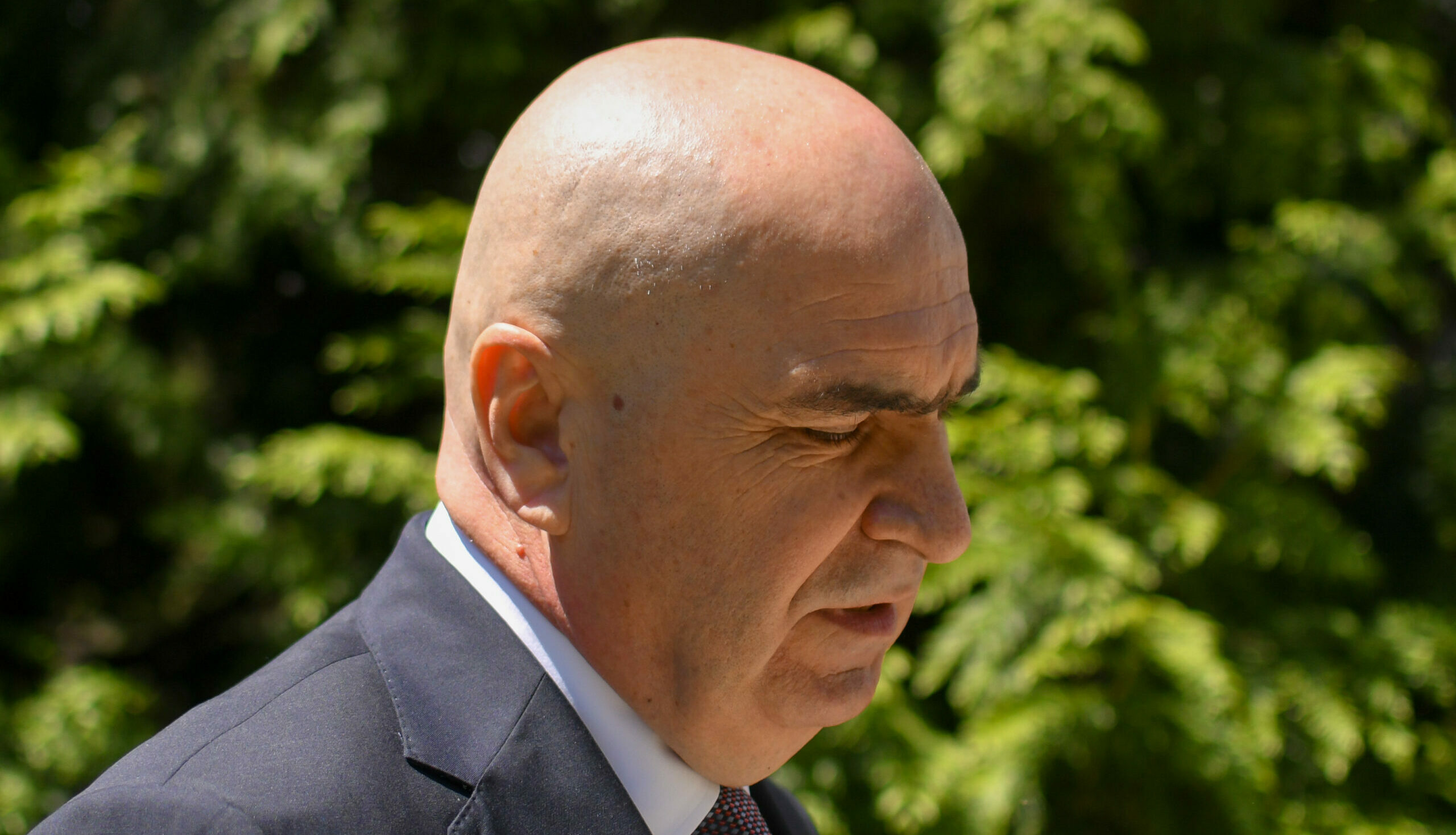 Articolul raportează declarațiile premierului demis Ilie Bolojan despre contractul de lobby încheiat de Adm… — rated ADEVĂRAT