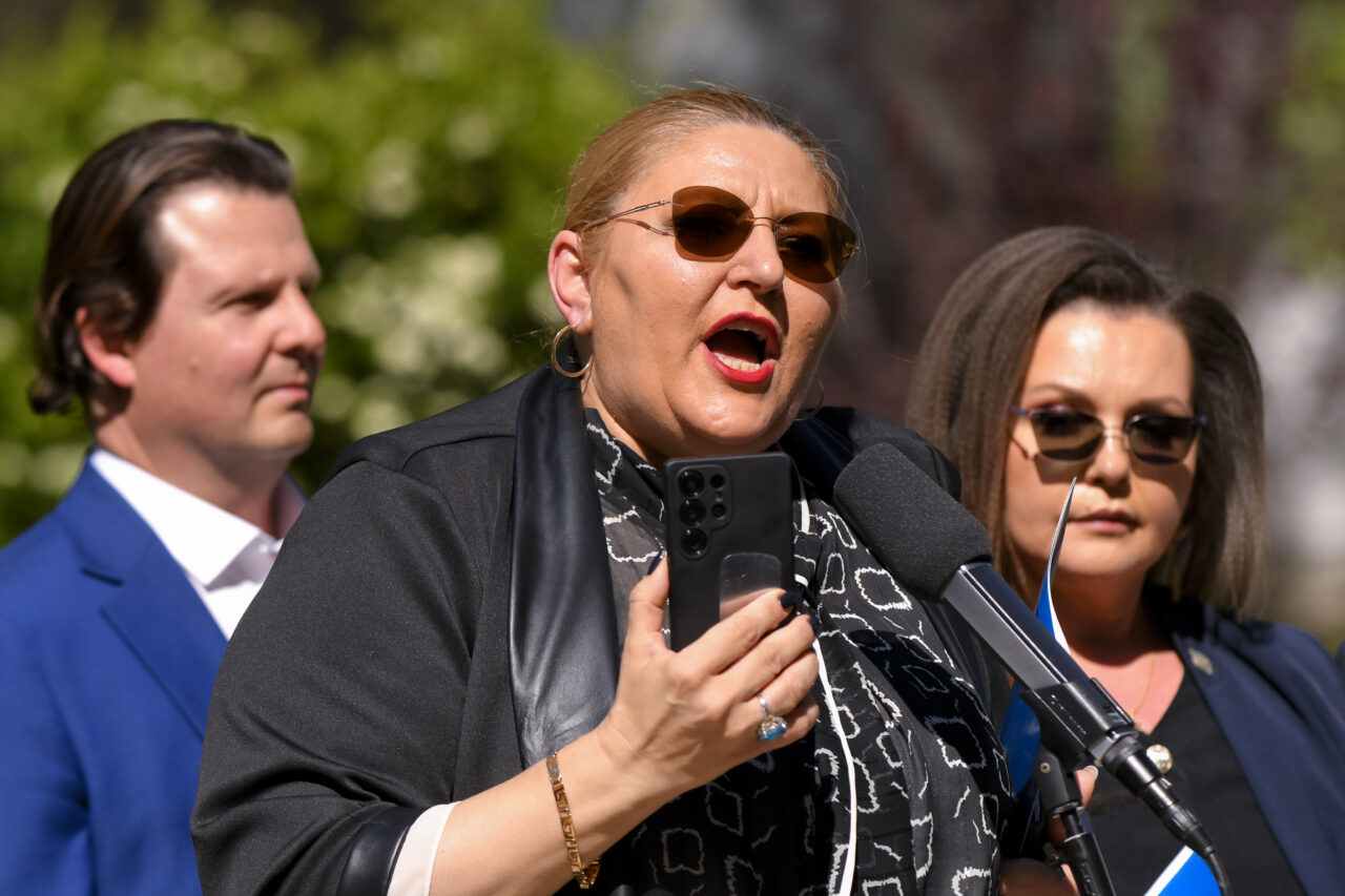 Șoșoacă a făcut scandal la Cotroceni. Ce cadou „otrăvit” i-a adus lui Nicușor Dan