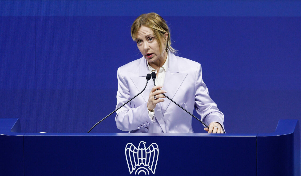 Italia plănuiește să rescrie manualele de fizică. De ce vrea Guvernul Giorgiei Meloni să schimbe denumirea oficială a „voltului” în „volta”