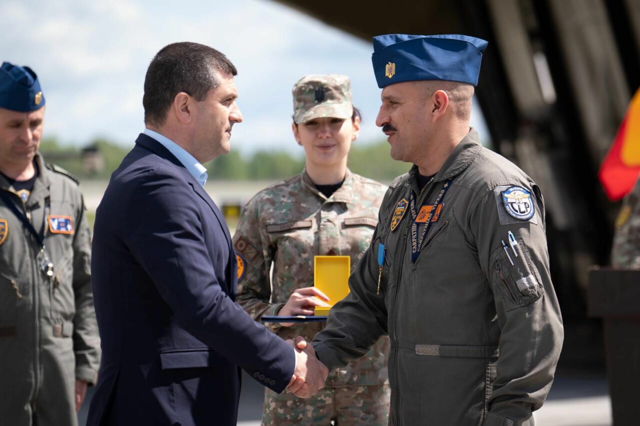 Pilotul român care a doborât drona din Estonia, decorat de Miruță în Lituania