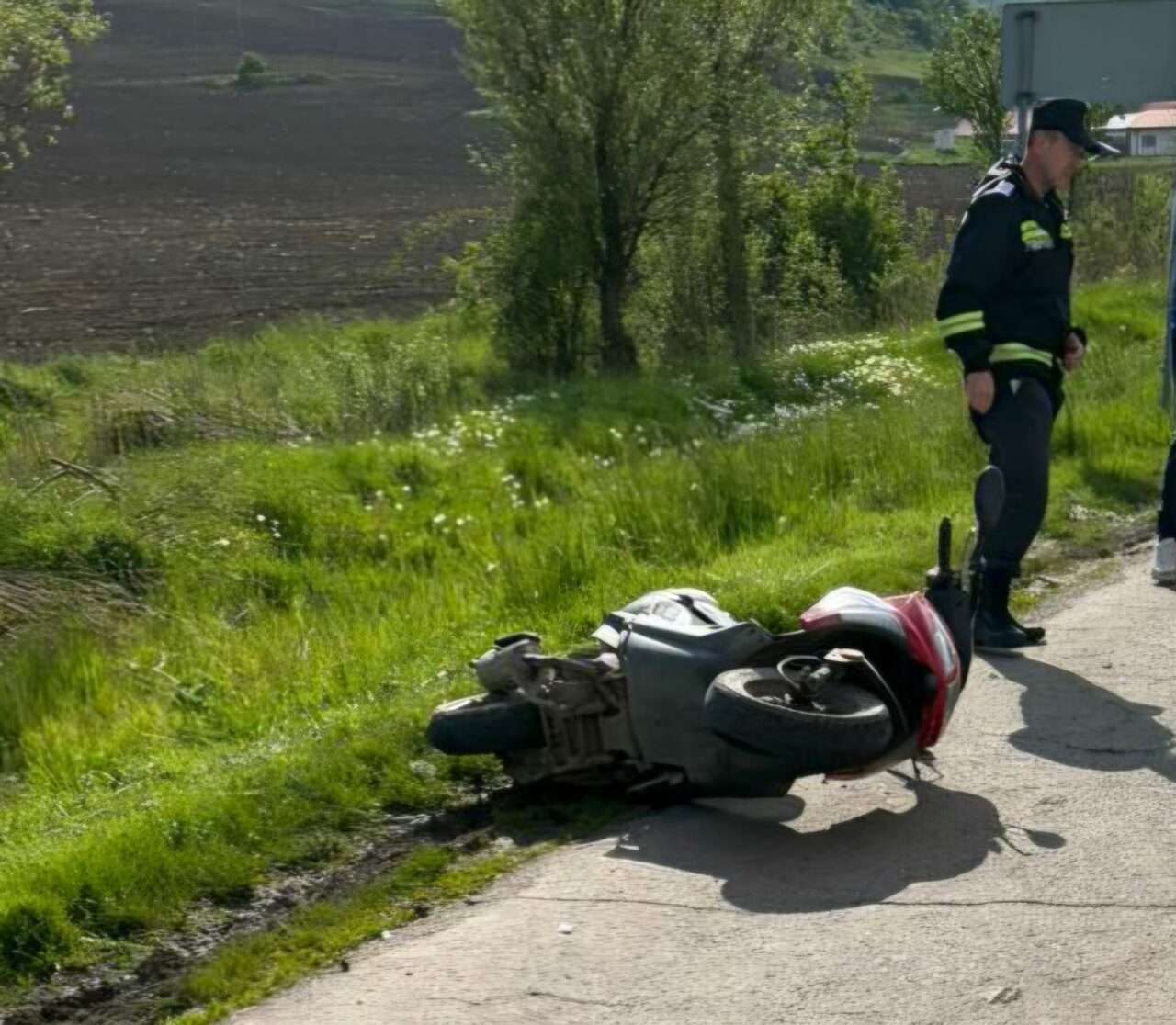 Accident în județul Vaslui: un motociclist de 83 de ani a fost rănit, după ce s-a izbit de un autoturism