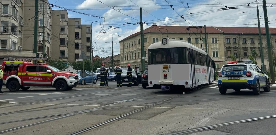 O șoferiță din Timișoara a intrat cu mașina într-un tramvai. Circulația în zona accidentului a fost blocată