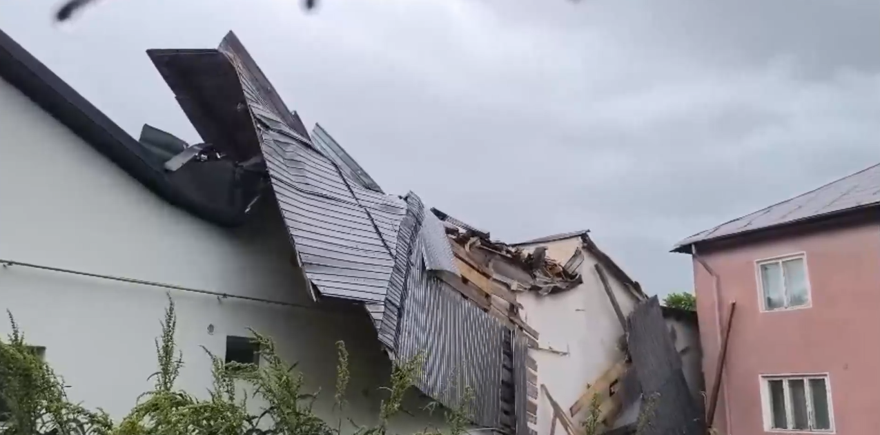 Acoperișul unui bloc din Focșani a fost smuls de vânt și împrăștiat pe două străzi. Construcția a căzut peste mai multe case și mașini