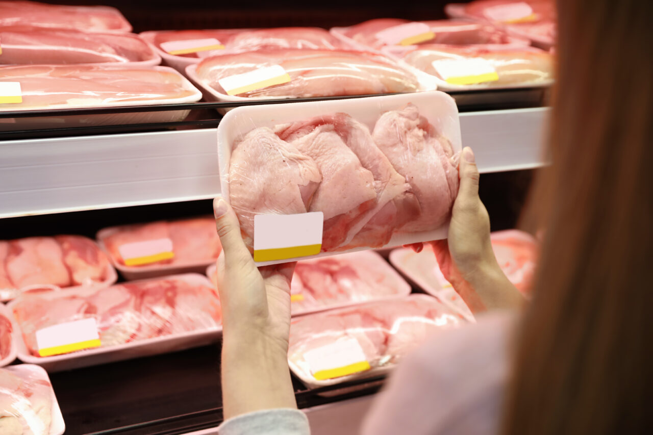 Alertă sanitară în UE, în urma tratatului comercial cu Mercosur. Circa 80% din primul lot de pui brazilian este contaminat cu Salmonella