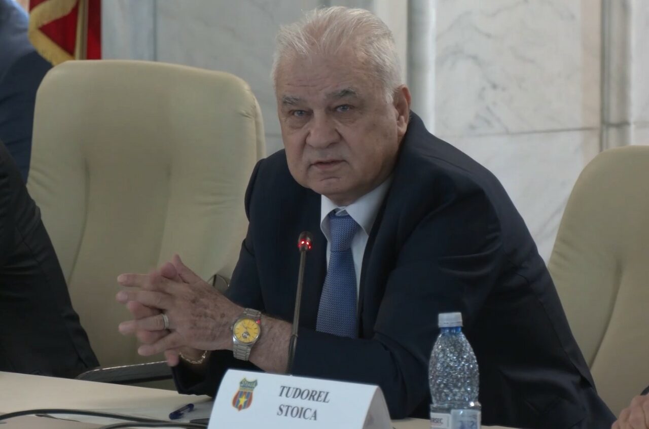 Selecţionerul Naţionalei, Anghel Iordănescu, s-a rătăcit prin Parlament şi-a întârziat la ceremonia organizată în cinstea Stelei de cei de la AUR