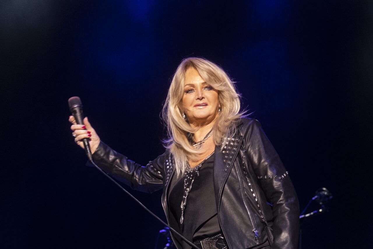 Bonnie Tyler a fost resuscitată după ce a intrat în stop cardiac, în timp ce medicii încercau să o scoată din coma indusă