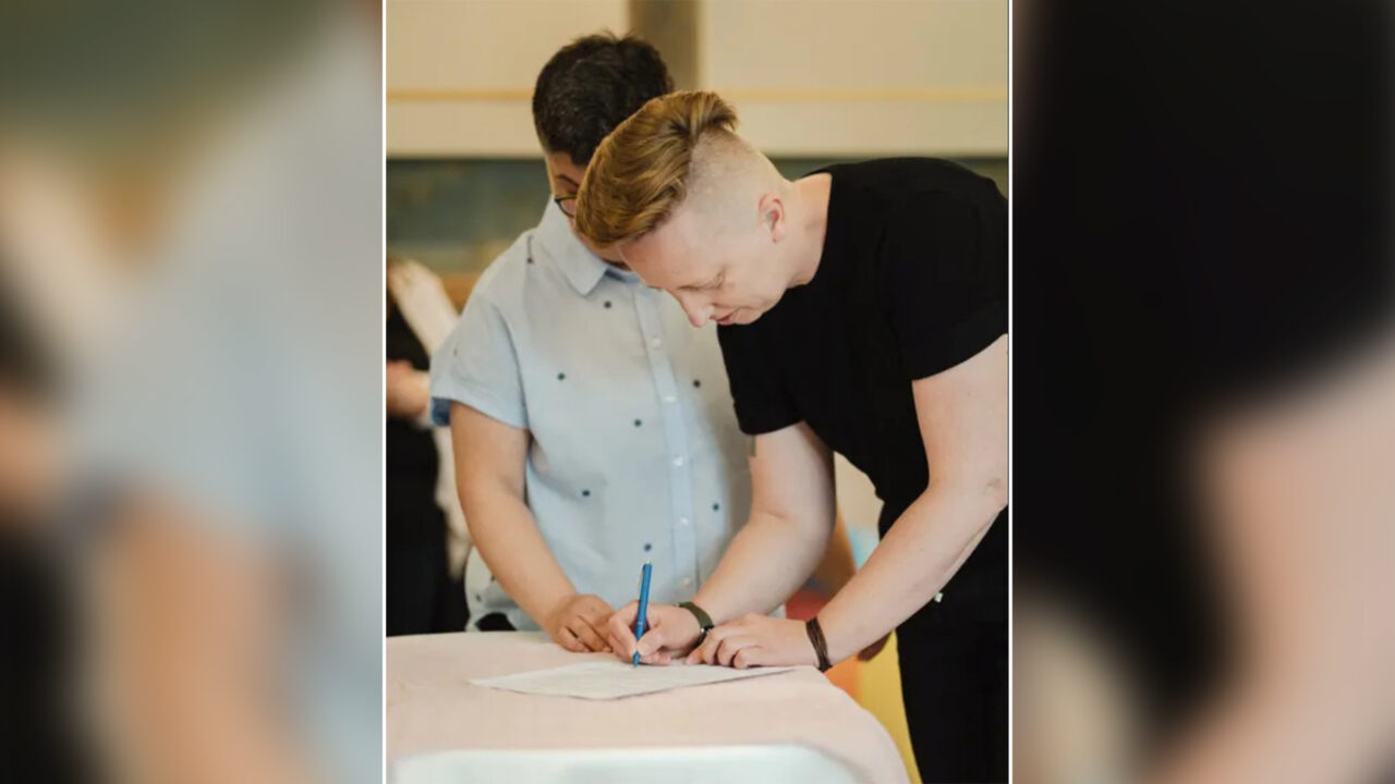 Primele familii de același sex cer statului român transcrierea certificatelor de căsătorie. Renate Weber cere modificarea Codul Civil