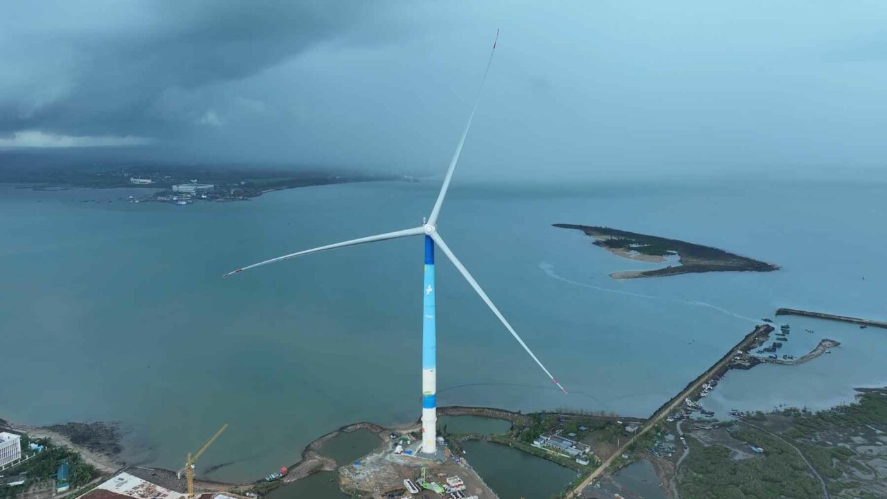 Chinezii construiesc cea mai mare turbină eoliană plutitoare din lume, instalată în ape adânci