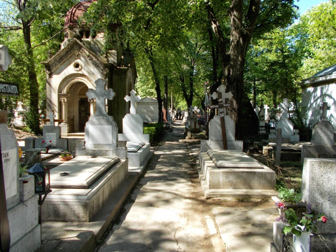 Patru persoane, reținute după percheziții la Cimitirul Bellu într-un dosar de înșelăciune cu lucrări funerare supraevaluate